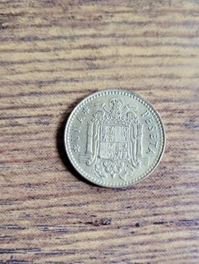 Vintage 1975 1 Spain 1 Peseta Coin-Gold-Tones